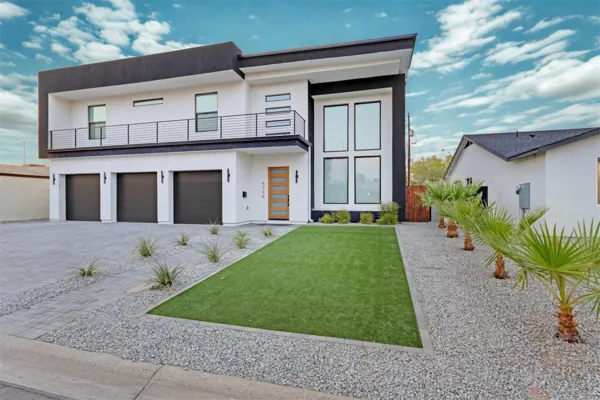 This modern two-story house in Scottsdale, AZ features a spacious lawn and clean architectural lines, perfectly captured through expert real estate photography.