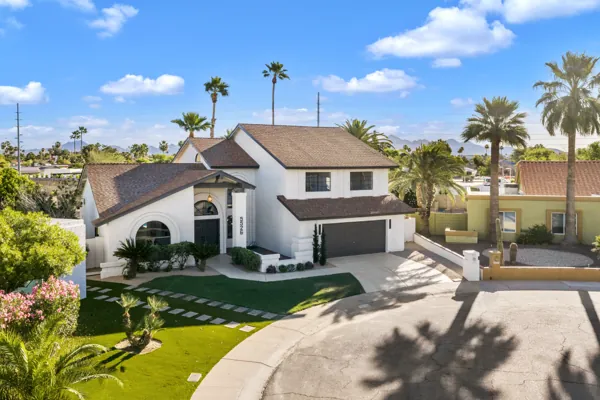 Beautiful suburban home in Scottsdale, AZ captured with professional real estate photography showcasing the spacious yard and clear blue sky for an inviting feel.