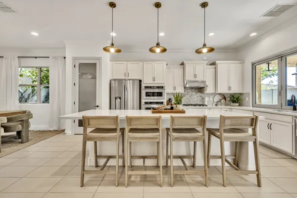 Explore this beautifully staged modern kitchen in Mesa, AZ, showcasing elegant real estate photography at its finest.